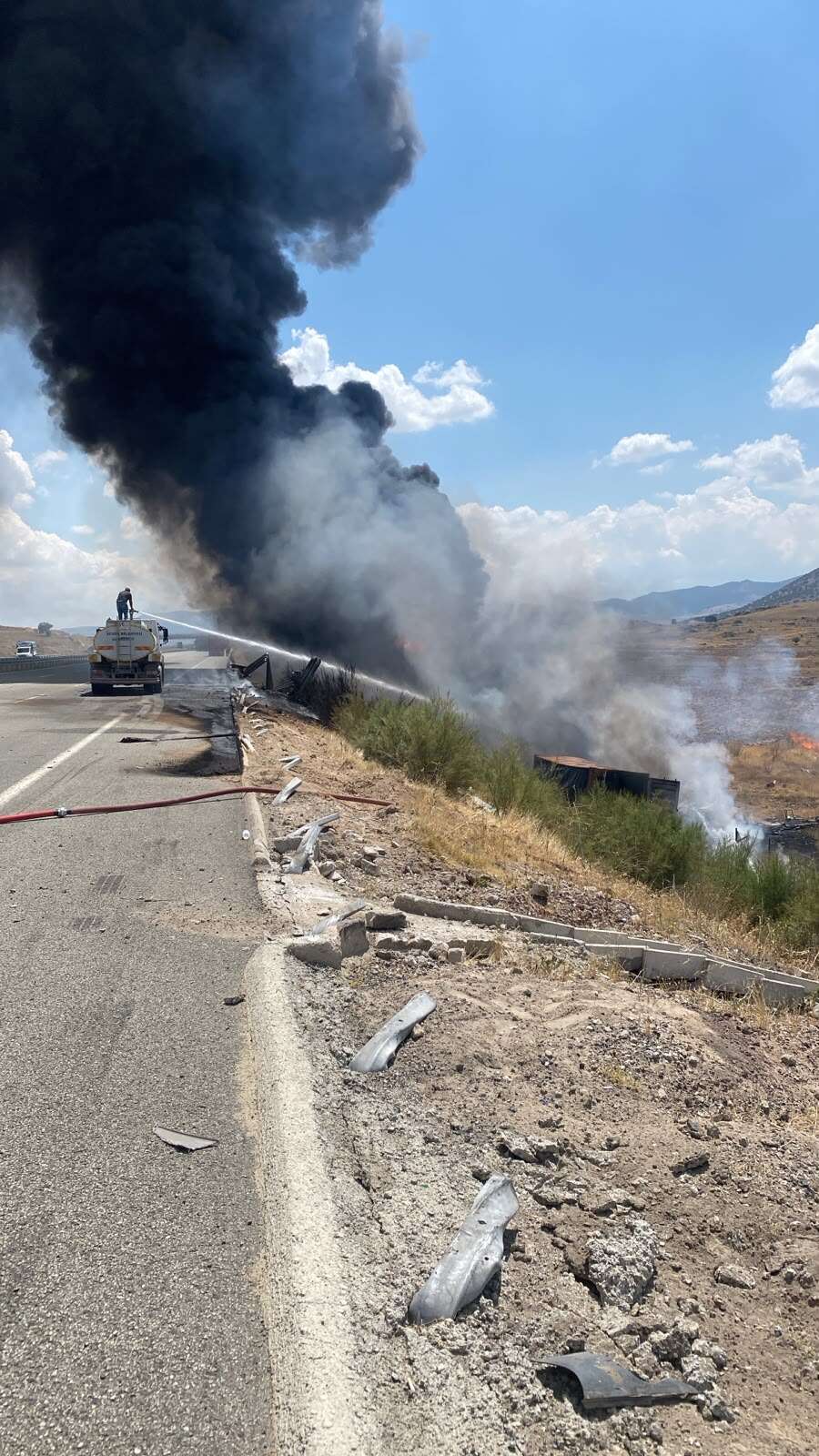Madeni yağ yüklü TIR devrildi, alev aldı! Burak Karagöz hayatını kaybetti 4